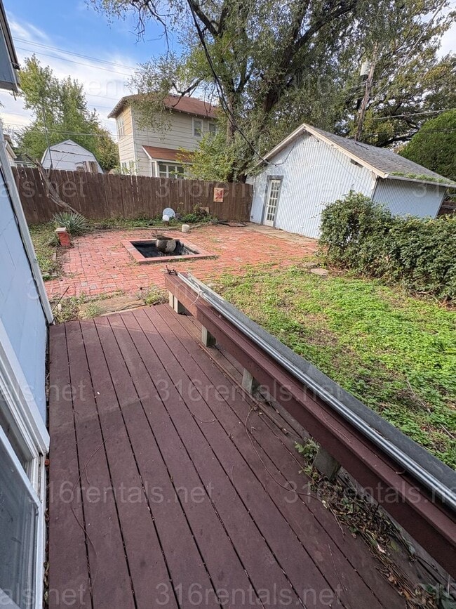 Building Photo - $1099 - 3 bed 1 bath - Single Family Home