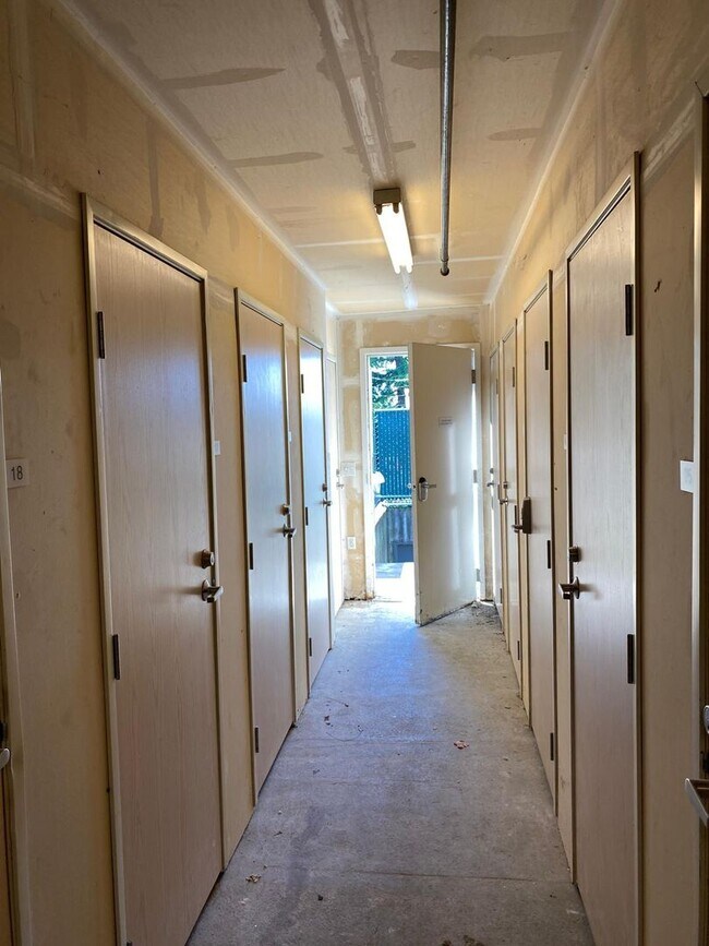 Building Photo - Spacious Seattle Condo - $2,000