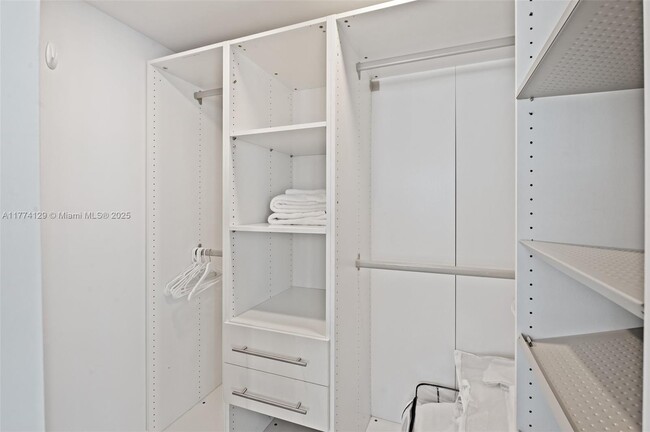 Building Photo - 1155 Brickell Bay Dr