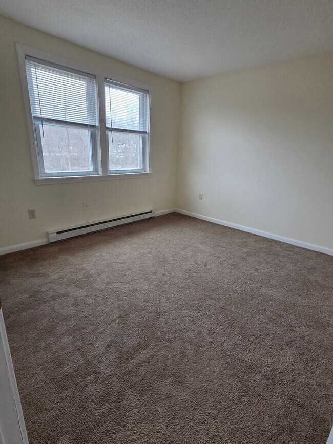 Building Photo - End Unit Townhouse Condo