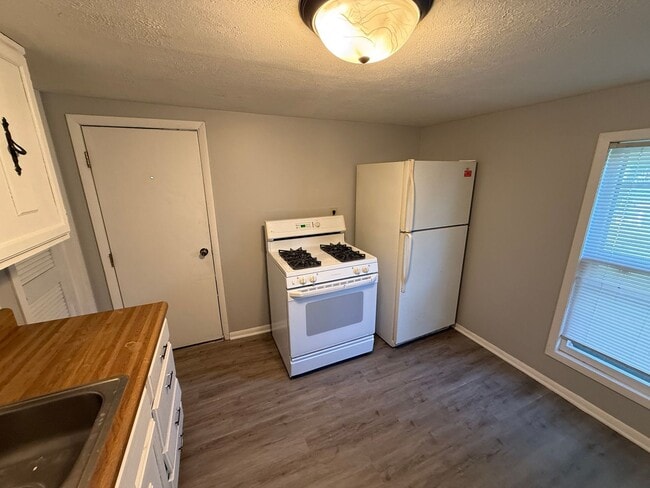 Building Photo - Updated 1-Bedroom with Private Fenced Yard...