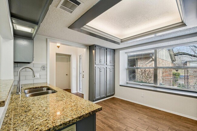 Building Photo - 9424 Singing Quail Dr