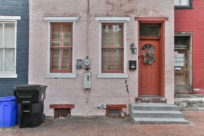 Building Photo - Beautiful 3 Bedroom on Vine St