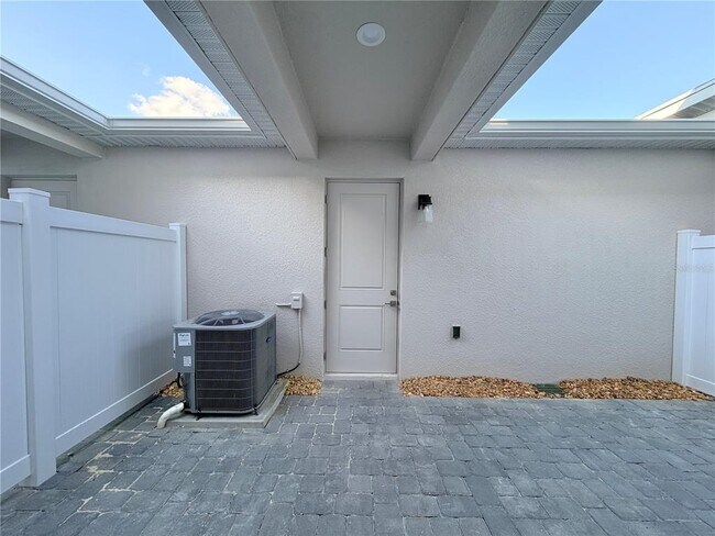 Building Photo - 1855 Pinecliff Dr