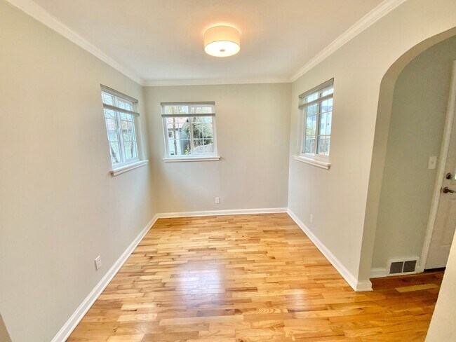 Building Photo - Beautiful Townhouse with Fenced Yard, Gara...