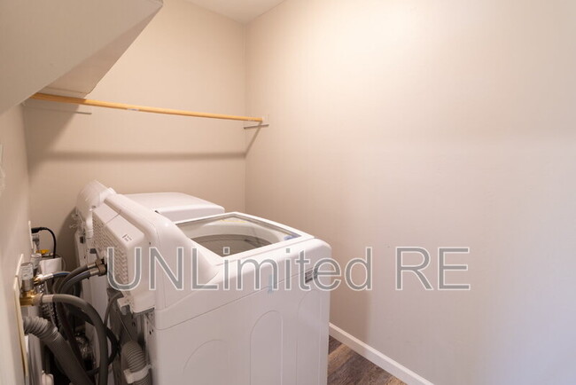 Building Photo - 216 E Zuni Dr