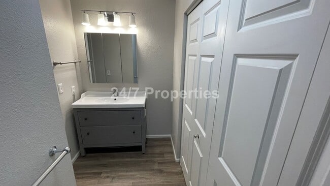 Building Photo - Lovely 2 BD | 2 BA Condo with Balcony - We...