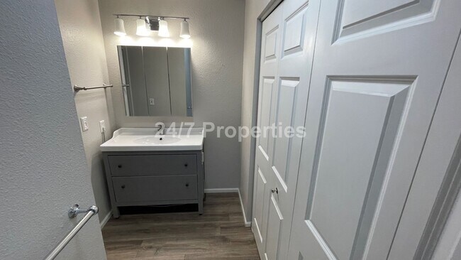 Building Photo - Lovely 2 BD | 2 BA Condo with Balcony - West Linn *Pet Friendly*