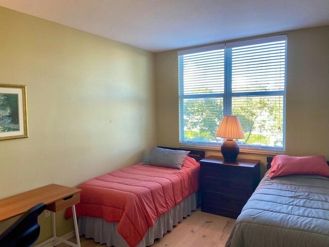 Building Photo - 802 W Windward Way