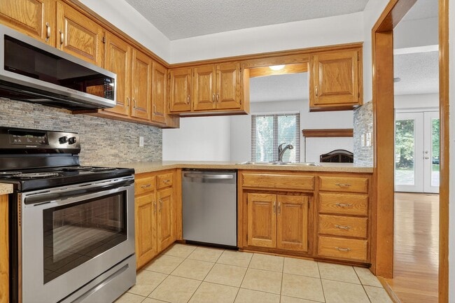 Building Photo - Updated 2 Bedroom 3 Bath townhome with ful...