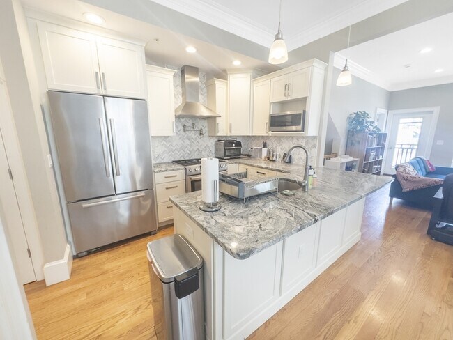 Primary Photo - 417 Putnam Ave