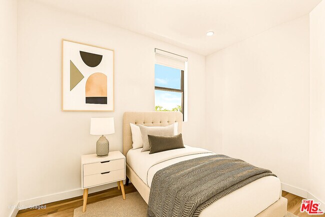 Building Photo - 535 N Formosa Ave
