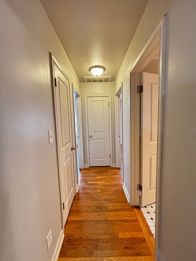 Building Photo - Brookside Charmer on secluded dead end street, just a 2 minute distance to restaurants, shopping ...