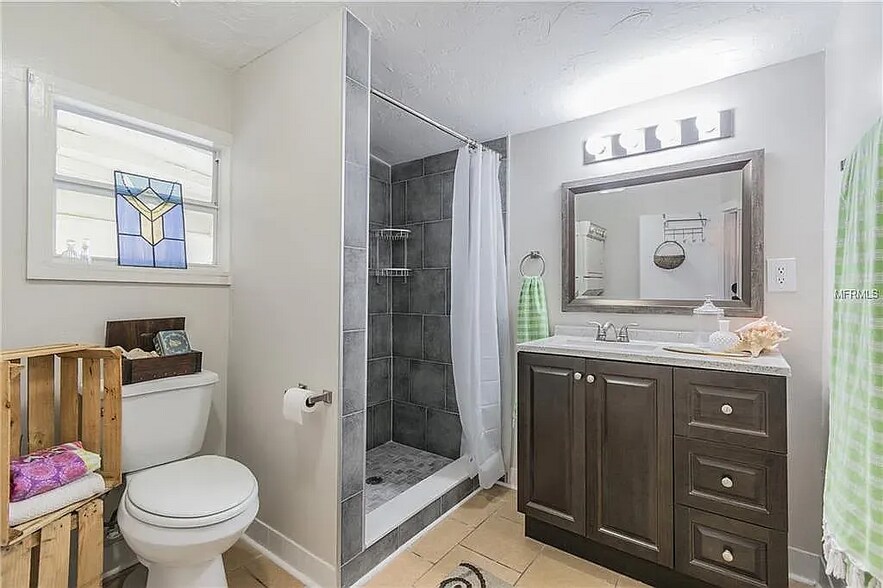 Building Photo - 228 W Jean St