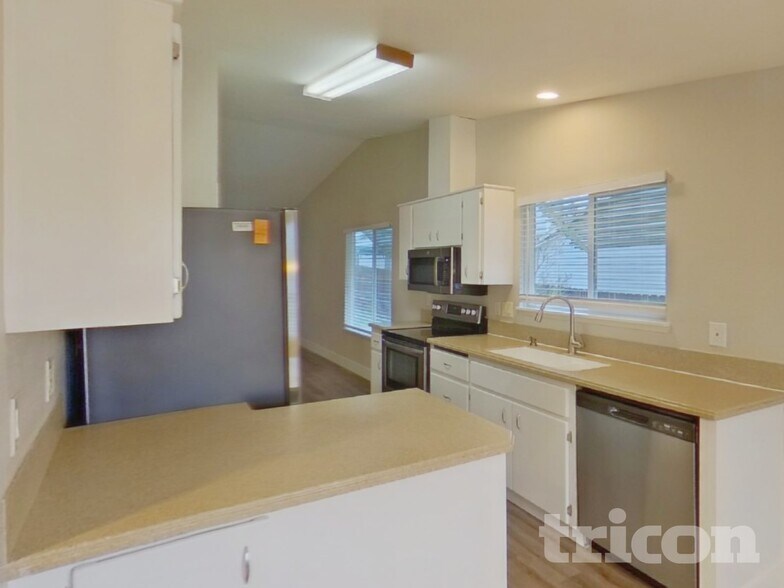 Building Photo - 15413 NE 47th Cir