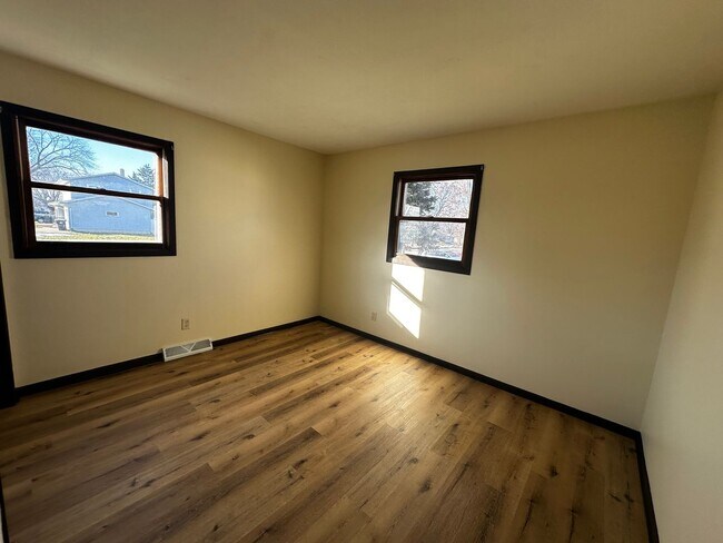 Building Photo - 1837-1837 Post Rd