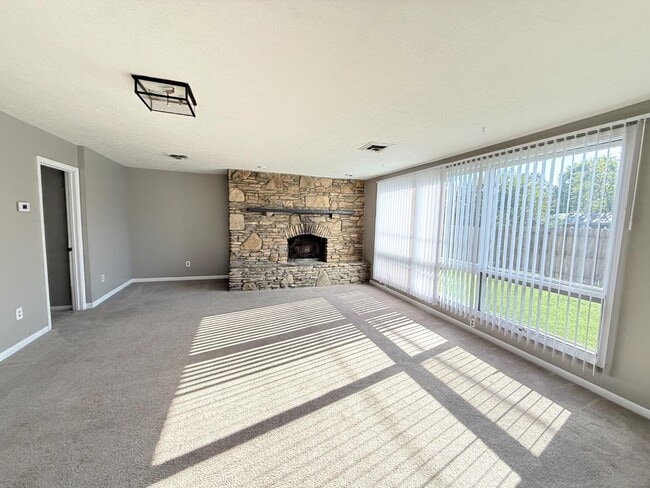 Building Photo - 1325 Longfellow Dr