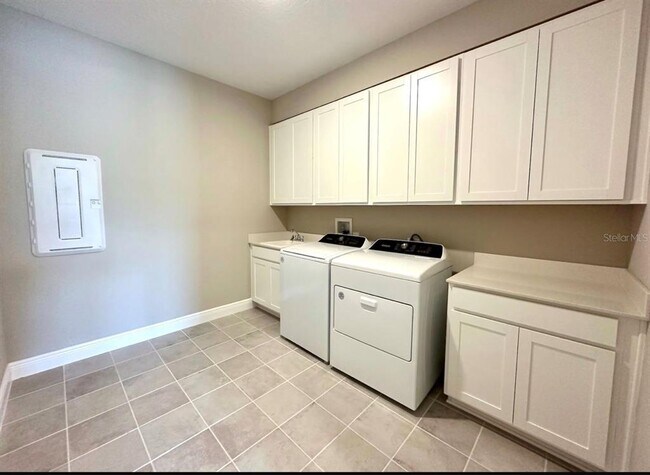 Building Photo - 2122 Divot Dr