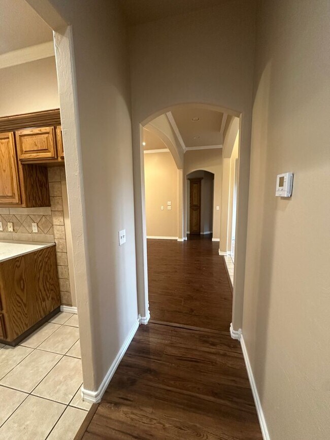 Building Photo - 2504 Thomas Dr