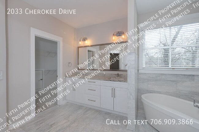 Building Photo - 2033 Cherokee Dr