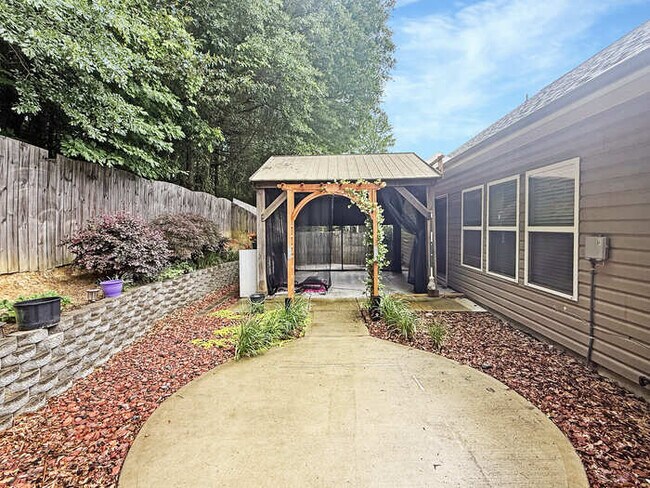 Building Photo - 2607 Woodford Ln NE