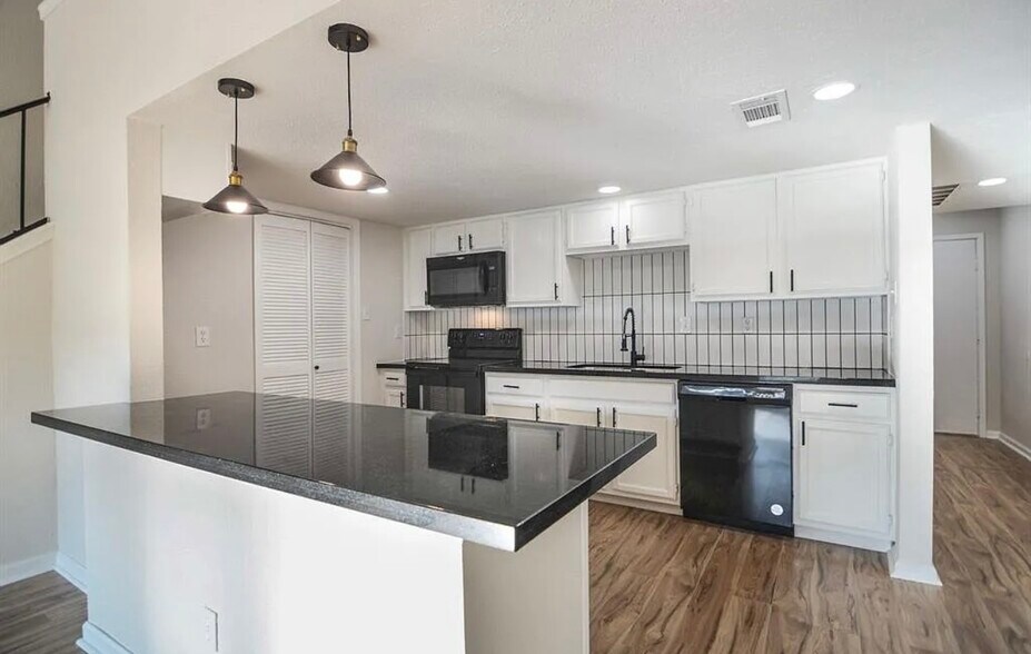 Building Photo - 14777 Wunderlich Dr