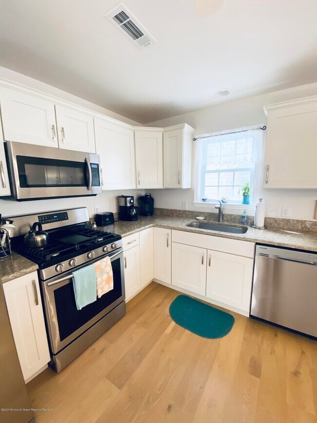 Building Photo - 1402 C St