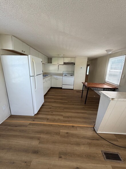 Building Photo - 1001 Elm St