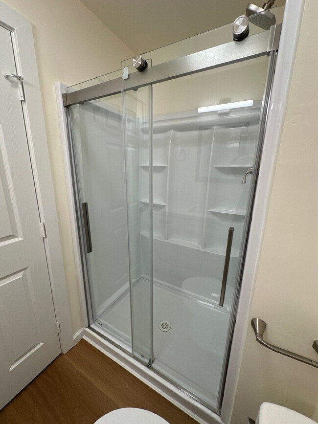 Building Photo - Single level 3BR, 2 BA, 2 car garage