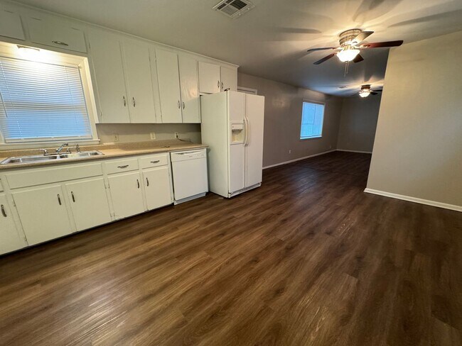 Building Photo - VINYL FLOORS, FENCED YARD 3 Bedroom Near 21st & Yale!