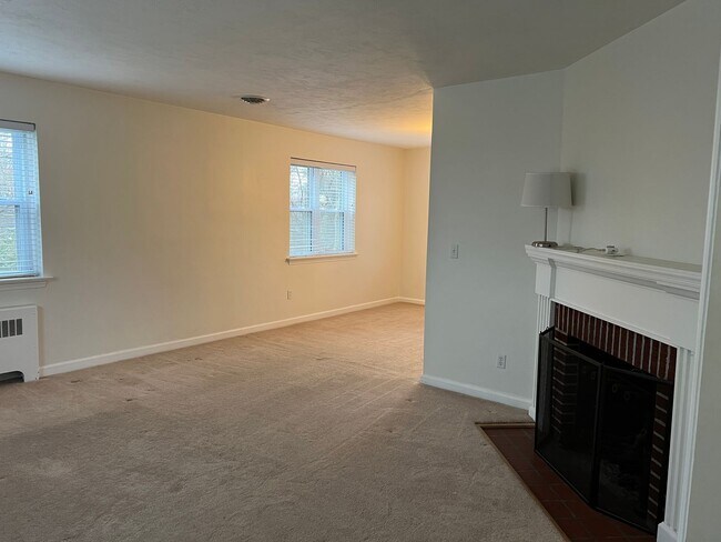 Building Photo - 405 Hemlock Dr SE