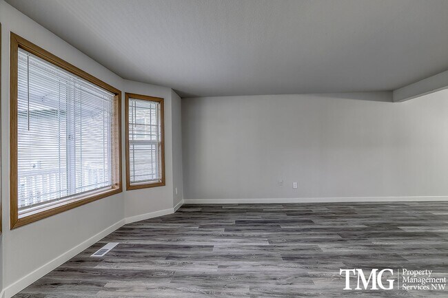 Building Photo - Spacious 4 Bedroom/2.5 Bath Hazell Dell Home!