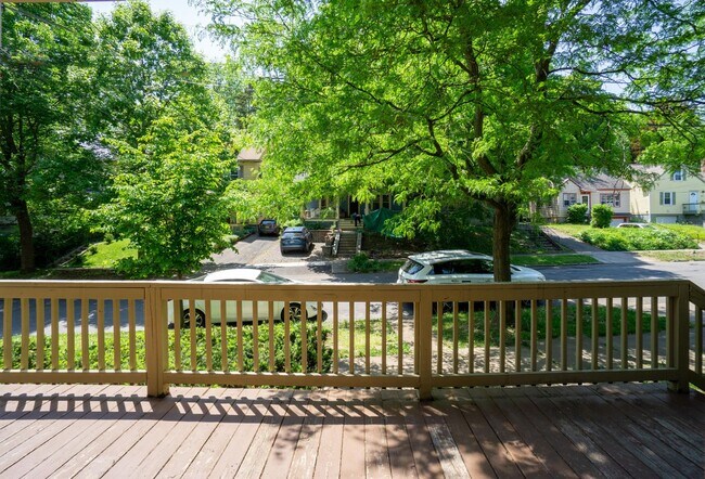 Building Photo - Available 06/01/26 - 5 Bedroom Townhouse c...