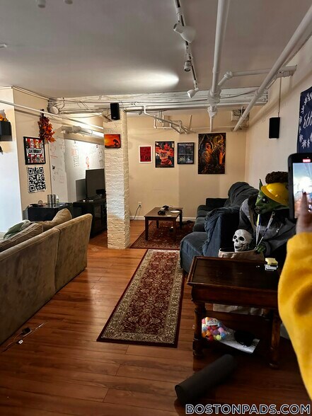 Building Photo - 19 Netherlands Rd