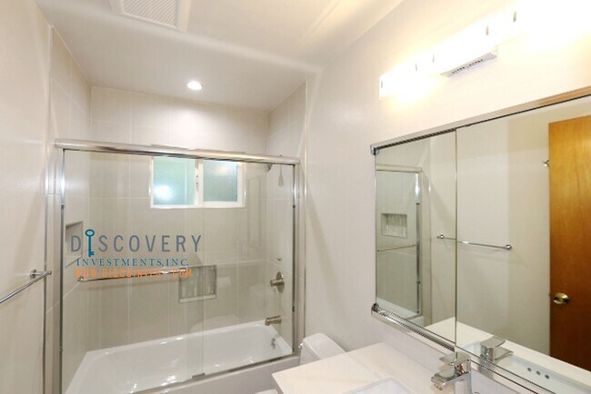 Building Photo - Mid-Century 3 Bedroom Home in Montclair