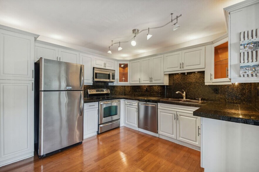 Building Photo - 5558 Baywater Dr