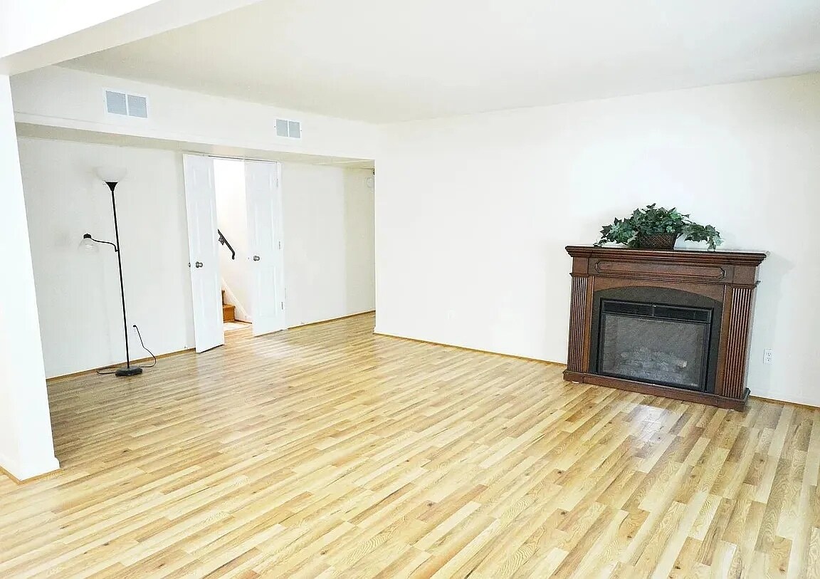 Building Photo - 428 Montemar Ave