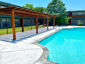 Building Photo - Flats on Handley:  Pool, BBQ Area, Renovated Units