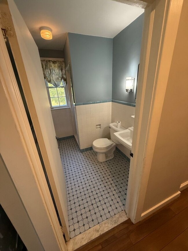 Building Photo - Charming Doylestown Modern Farmhouse