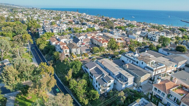 Building Photo - 30+ Day Fully Stylishly furnished & Tastefully designed Newport Beach Vacation Rental