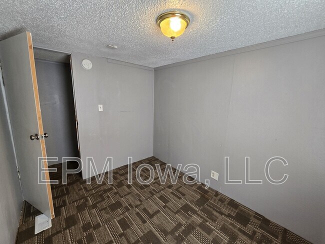 Building Photo - 700 W Ridgeway Ave