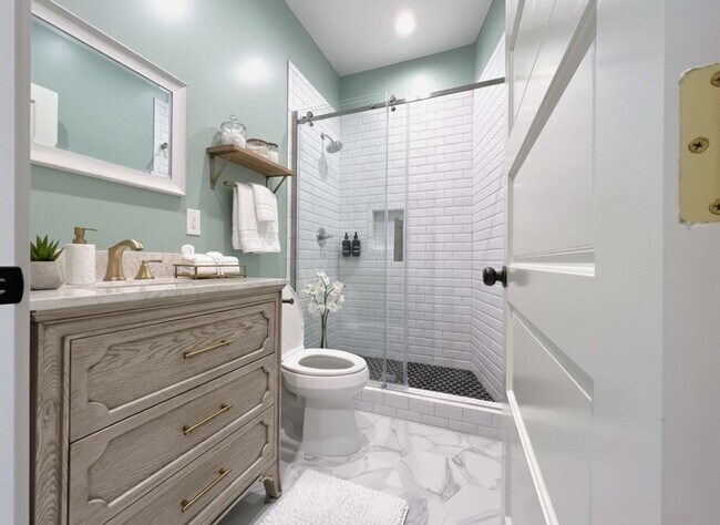 Building Photo - 929 W 23rd St