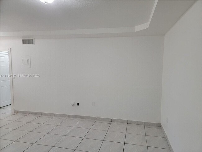 Building Photo - 1975 NE 135th St