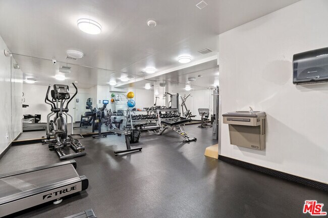 Building Photo - 100 S Doheny Dr