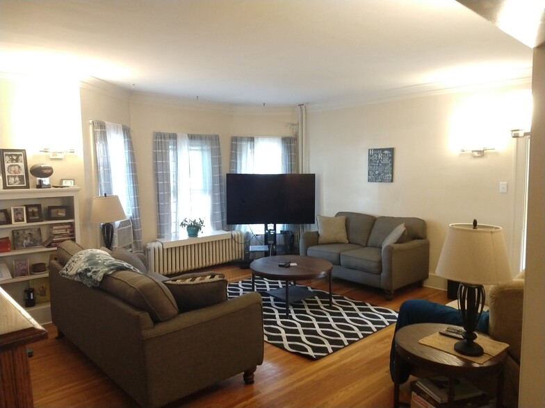 Large Living Room - 212 7th St