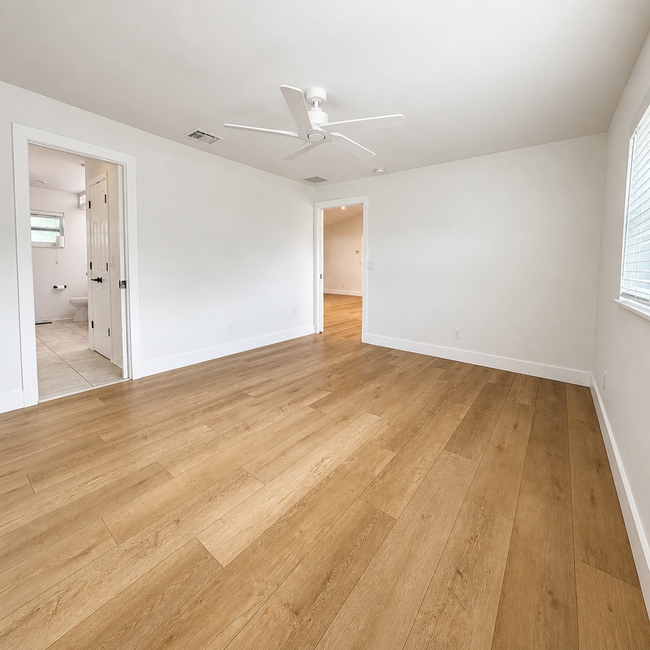 Building Photo - Updated 2/2/1 Home in Northeast St. Petersburg!