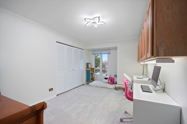 Building Photo - 8 Hampton Ct