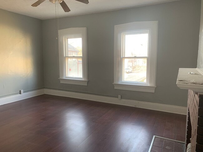 Building Photo - 2200 E 5th St