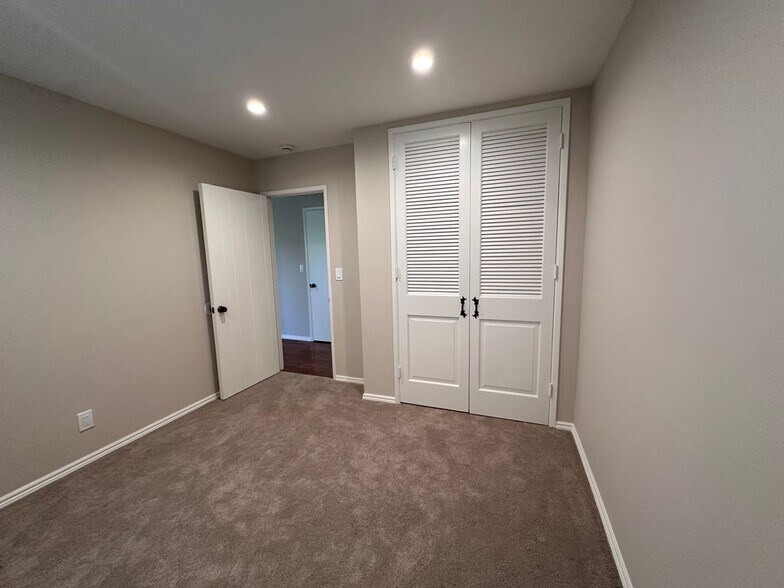 Building Photo - 16711 Greenview Ln