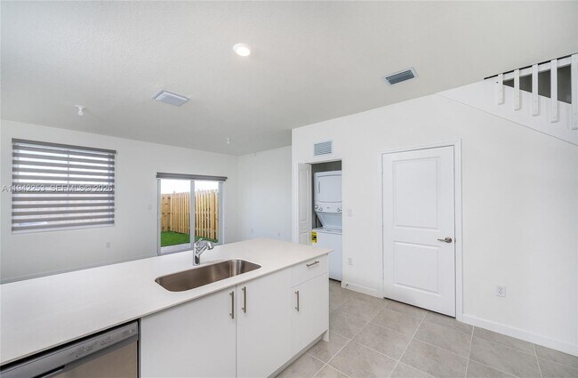 Building Photo - 2747 SE 26th Rd